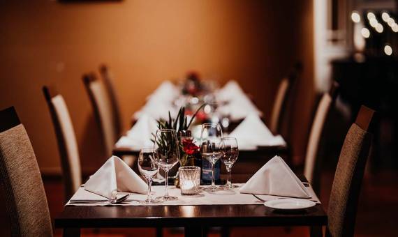 Ein liebevoll gedeckter Tisch im gemütlichen Restaurant des Hotel Hüttmann auf Amrum.